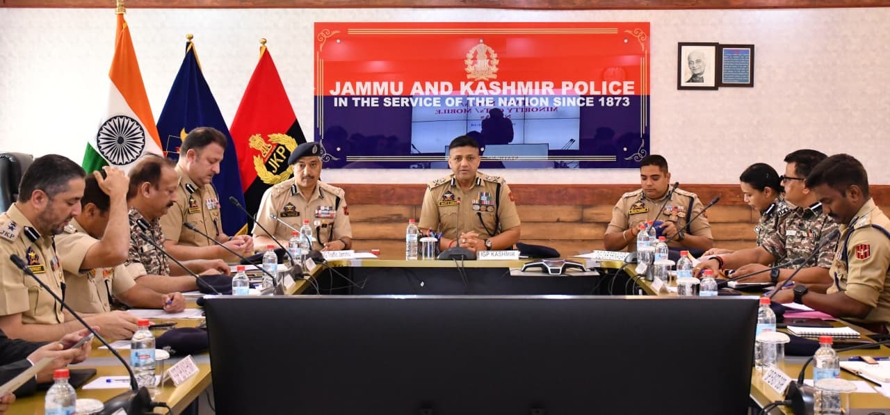 'IGP Kashmir Reviews Srinagar Security Grid, Traffic Management Measures'